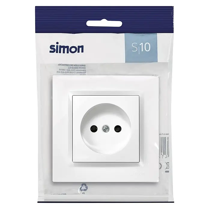 Simon 10 Enchufe bipolar - Blanco, Plástico, Montaje en superficie - Primer plano de un enchufe blanco Simon S10 en un empaque transparente con un colgador azul.