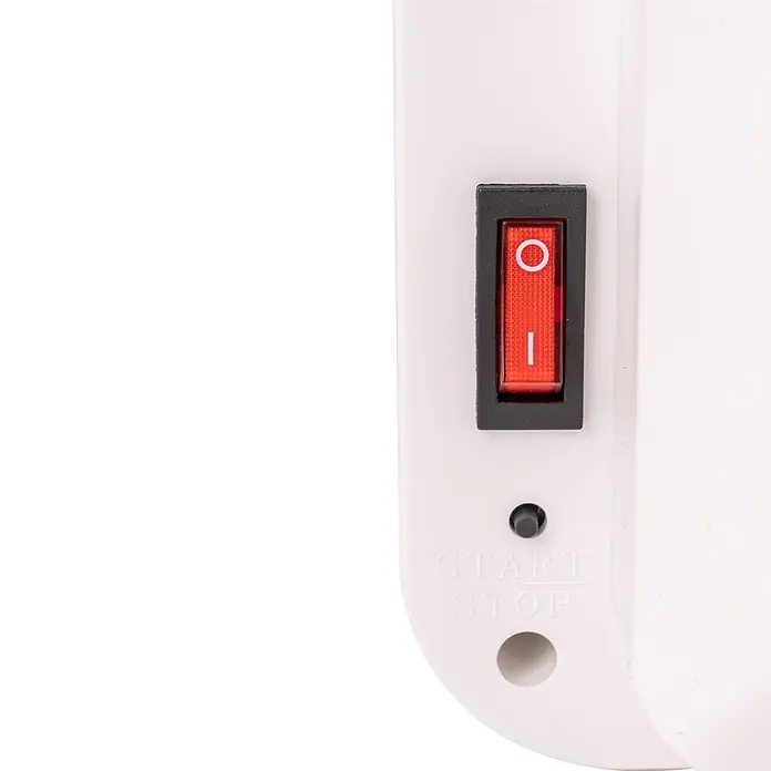 Voltomat HEATING Heizlüfter - 1.000 W - 2.000 W, Weiß/Schwarz, 14,4 x 55,7 x 18,5 cm - Nahaufnahme eines Geräts mit einem roten Start-Stopp-Schalter, der sich auf einer weißen Oberfläche befindet.