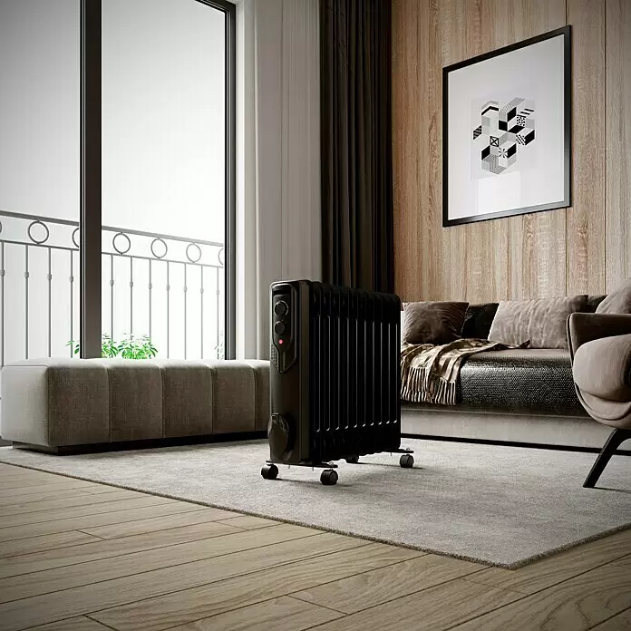 Voltomat HEATING Ölradiator - 2.500 W, Raumgröße bis ca. 25 m², Schwarz - Schwarzer Ölradiator auf Rollen in einem modernen Wohnzimmer, bereit für mobile Wärme.