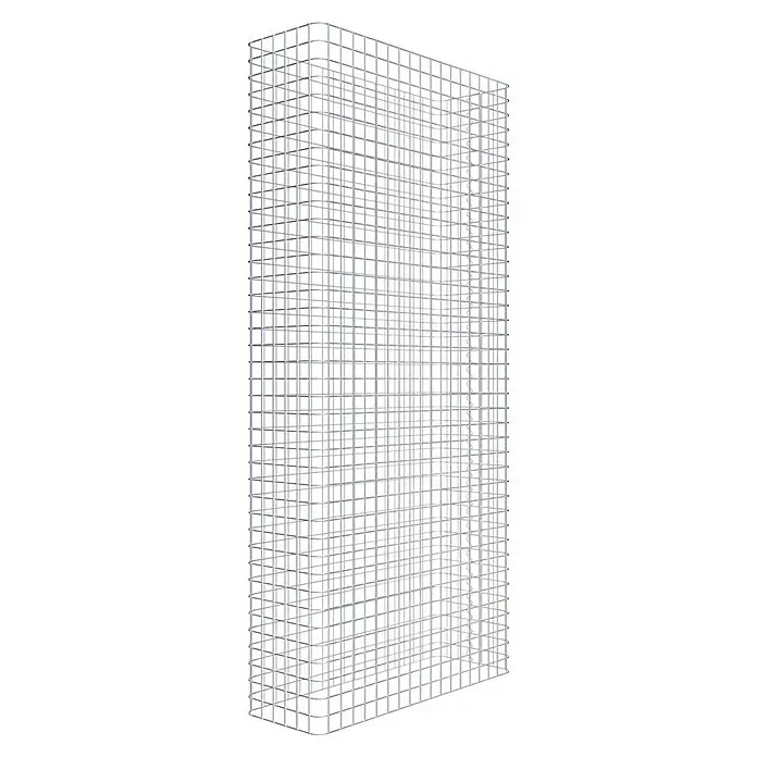 Gabiona Gabione - L x B x H: 92 x 27 x 200 cm, Stahl, Maschenbreite: 50 mm, Maschenhöhe: 50 mm - Aufnahme eines Wandpaneels mit einem regelmäßigen, würfelförmigen Gittermuster, das eine interessante architektonische Textur erzeugt.