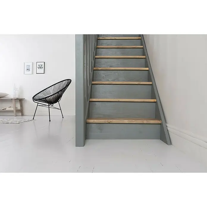 V33 Esmalte de color Renovation Perfection suelos de cerámica - Marrón topo, Satinado, 2 l - Una escalera interior de madera, pintada de gris, con peldaños de color claro, en una habitación luminosa. La escalera es el producto principal.