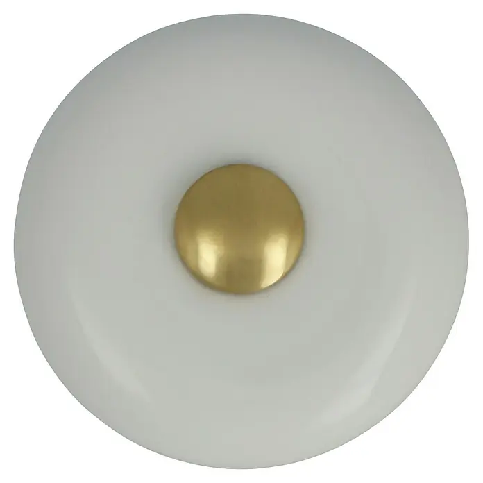 Häfele Pomo para muebles - Tipo de tirador del mueble: Botón, Porcelana, Ø x L: 25 x 29 mm - Primer plano de una lámpara de techo redonda blanca con un pomo dorado en el centro, sobre un fondo negro.