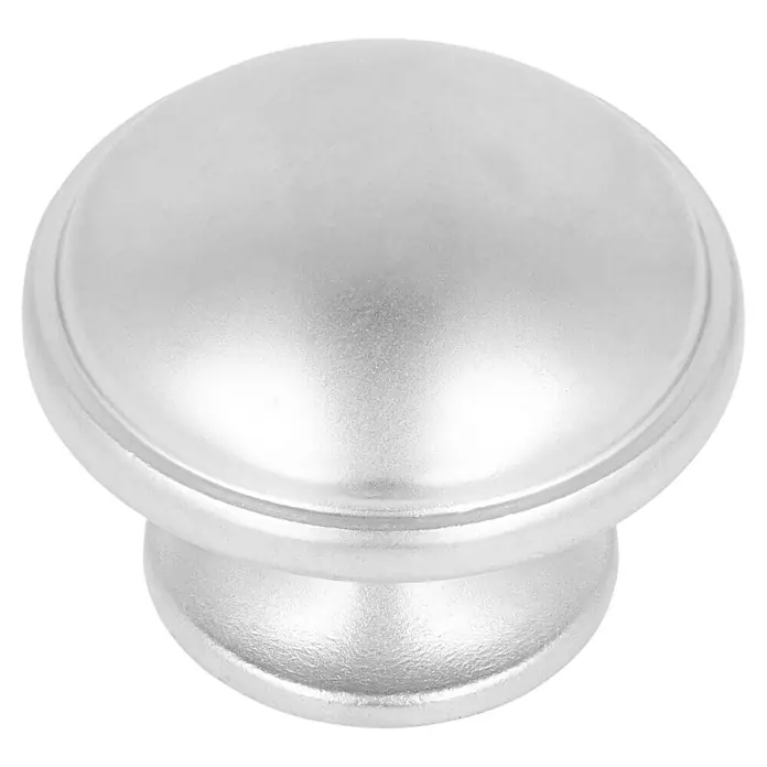Häfele Möbelknopf - Typ Möbelgriff: Knopf, Aluminium, Vernickelt - Nahaufnahme eines silbernen Möbelknopfs mit rundem Design und glatter Oberfläche, ideal für Schubladen und Schränke.