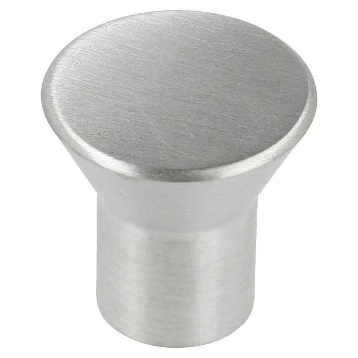 Häfele Möbelknopf - Typ Möbelgriff: Knopf, Ausführungseigenschaft: Edelstahl, Ø x L: 15 x 15 mm, Matt - Nahaufnahme eines modernen, runden Möbelknopfs aus gebürstetem Edelstahl auf schwarzem Hintergrund. Perfekt für zeitgemäße Designs.