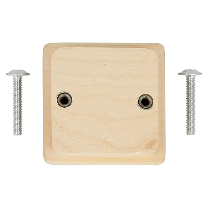 Häfele Pomo para muebles - Tipo de tirador del mueble: Botón, Ø x Al: 21 x 21 mm, Madera, Lacado, Madera de arce - Primer plano de una presa de escalada de madera con dos pernos. La presa es de color beige claro, de forma cuadrada con bordes redondeados.