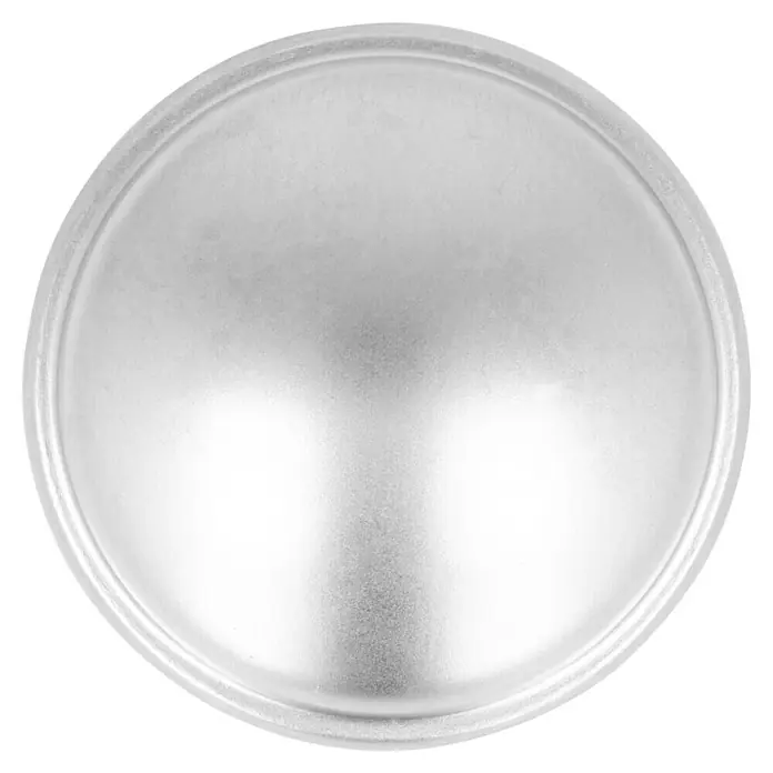 Häfele Möbelknopf - Typ Möbelgriff: Knopf, Aluminium, Vernickelt - Nahaufnahme eines runden, silbernen Metalldeckels mit geriffeltem Rand, der ein glattes, gewölbtes Oberflächenfinish aufweist.