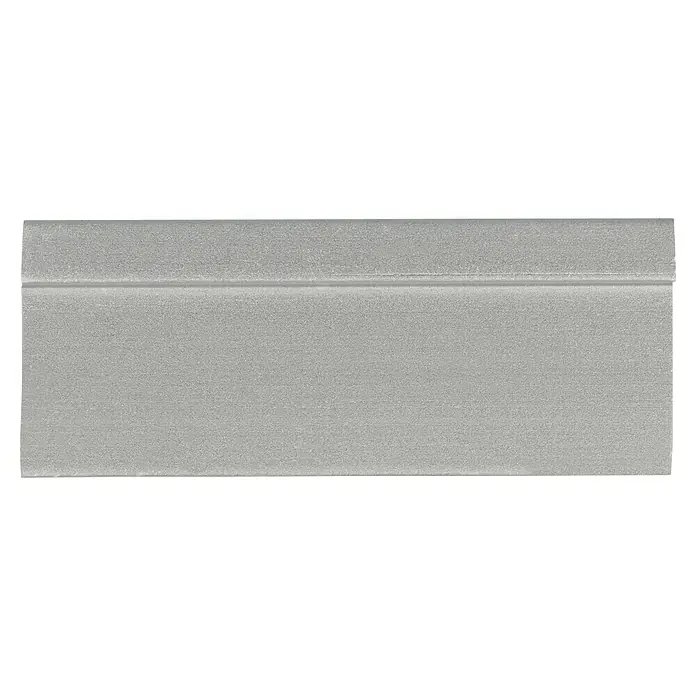 Möbelgriff - Typ Möbelgriff: Stange, Aluminium, Vernickelt, Länge: 44 mm - Nahaufnahme einer schlichten, grauen Sockelleiste mit einer dezenten horizontalen Rille, ideal für moderne Innenräume.