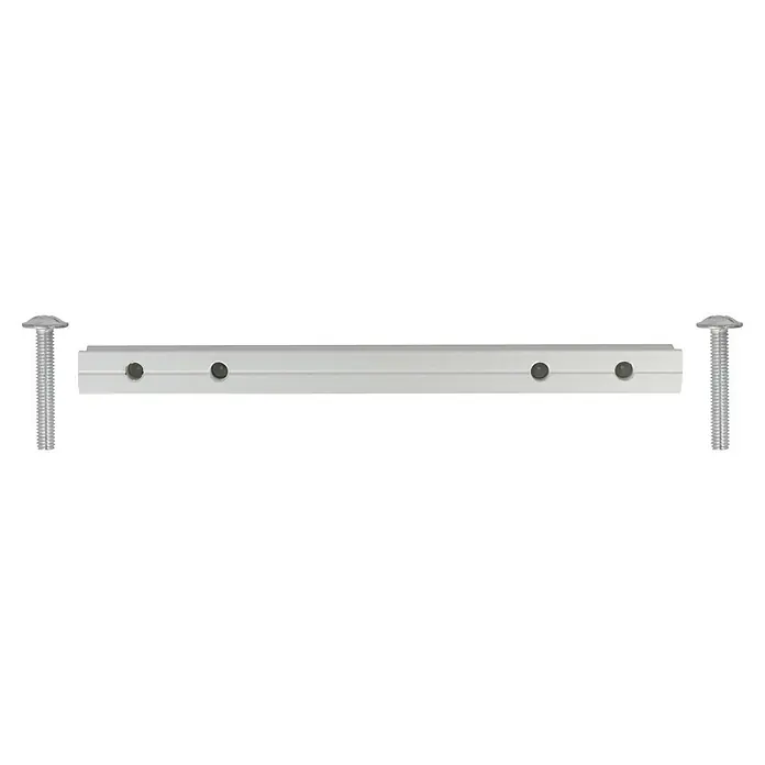Möbelgriff - Typ Möbelgriff: Stange, Lackiert, 96 mm, Aluminium - Eine Nahaufnahme eines Aluminiumprofils mit vier Schraubenlöchern und zwei Schrauben.