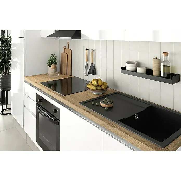 Marinelli Cucine Vormontierte Küchenzeile Gianna Eiche Natur - Breite: 275 cm, Weiß, Anschlag links, Mit Elektrogeräten - Küchenspüle mit Arbeitsplatte. Eine stilvolle Ergänzung für die moderne Küche mit einer schlanken schwarzen Spüle und einer hölzernen Arbeitsplatte.