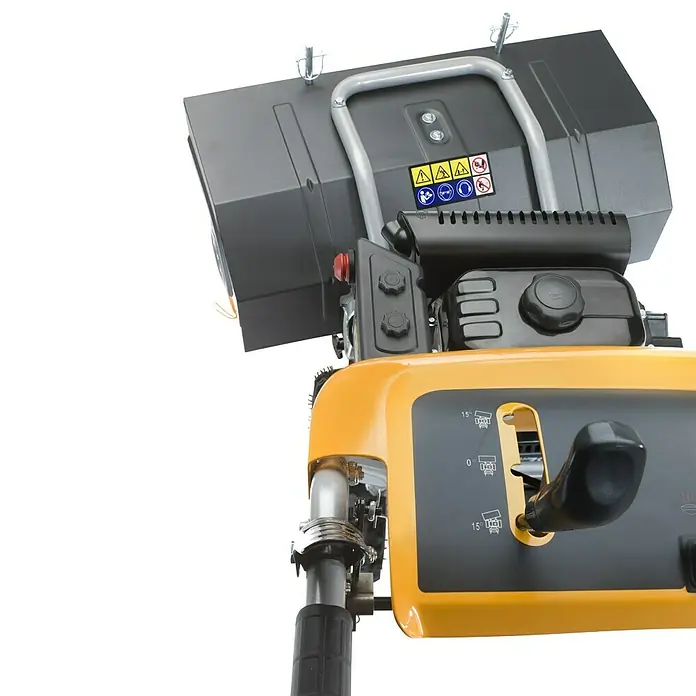 Stiga Kehrmaschine SWS 800 GE - 4,4 kW, Arbeitsbreite: 80 cm - Nahaufnahme eines gelben und schwarzen Geräts mit einem Hebel zur Einstellung der Neigung. Es könnte sich um eine Schneefräse handeln.