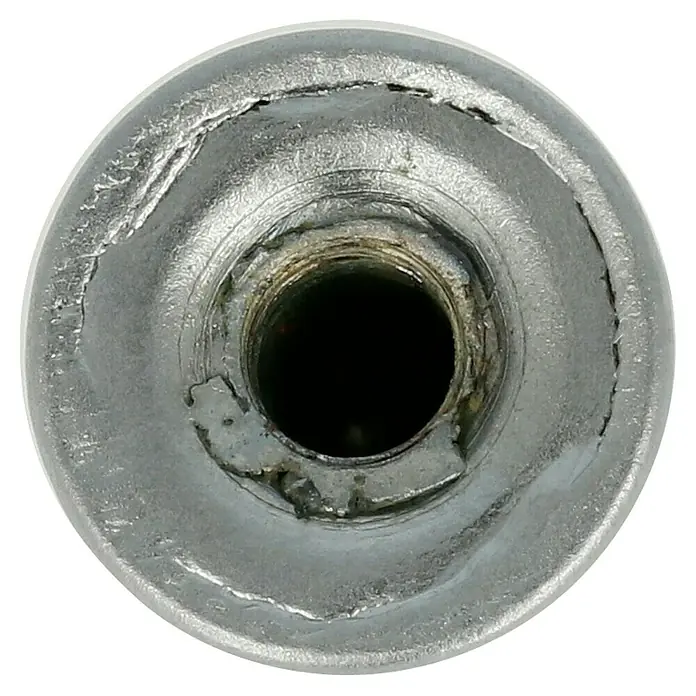 Häfele Pomo para muebles - Tipo de tirador del mueble: Botón, Ø x Al: 8 x 24 mm, Cromado - Primer plano de una tuerca ciega plateada que muestra bordes dañados y signos evidentes de desgaste.