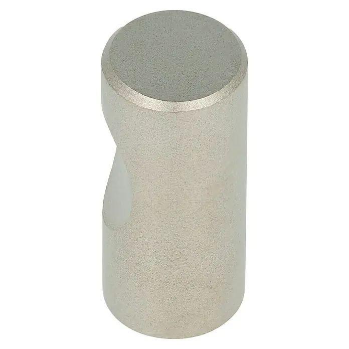 Häfele Pomo para muebles - Tipo de tirador del mueble: Botón, Ø x Al: 11 x 25 mm, Mate - Primer plano de un pomo de mueble moderno de tono plateado con un rebaje ergonómico para un fácil agarre, perfecto para cajones y armarios.