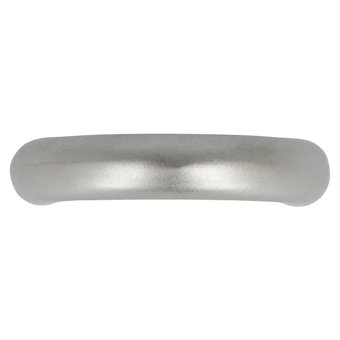 Häfele Tirador para muebles - Tipo de tirador del mueble: Estribo, Otros, Niquelado, Plateado - Primer plano de un anillo de boda de plata. La luz destaca la forma y la textura del anillo, que tiene una superficie lisa y ligeramente curvada.