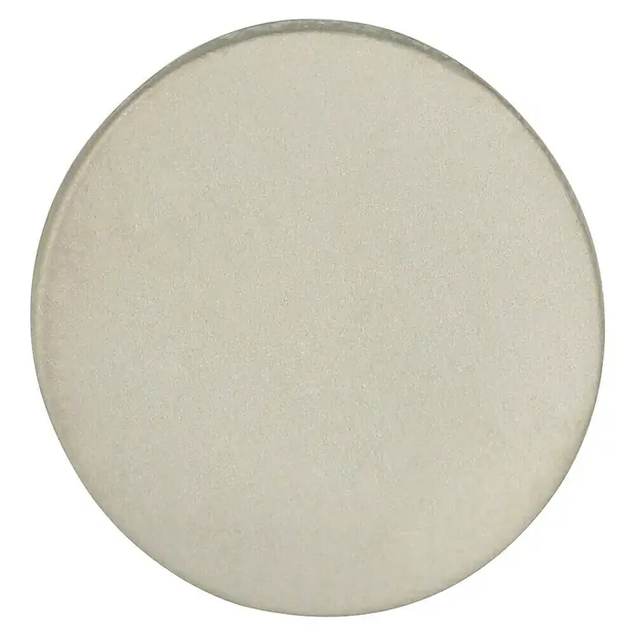 Möbelknopf - Typ Möbelgriff: Knopf, Ø x H: 14 x 26 mm, Vernickelt, Matt - Nahaufnahme einer runden, hellbeigen Lidschatten-Refill-Pfanne mit subtiler Textur und einem schlichten, silbernen Rand auf schwarzem Hintergrund.