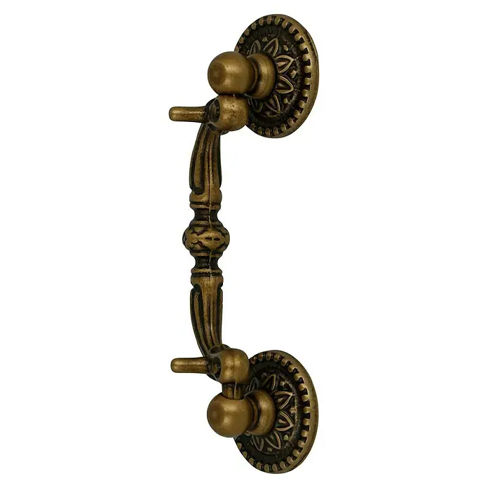 Häfele Tirador para muebles - Tipo de tirador del mueble: Estribo, L x An x Al: 88 x 17 x 33 mm - Primer plano de un tirador de mueble ornamentado con acabado en bronce, destacando su diseño vintage y calidad artesanal.