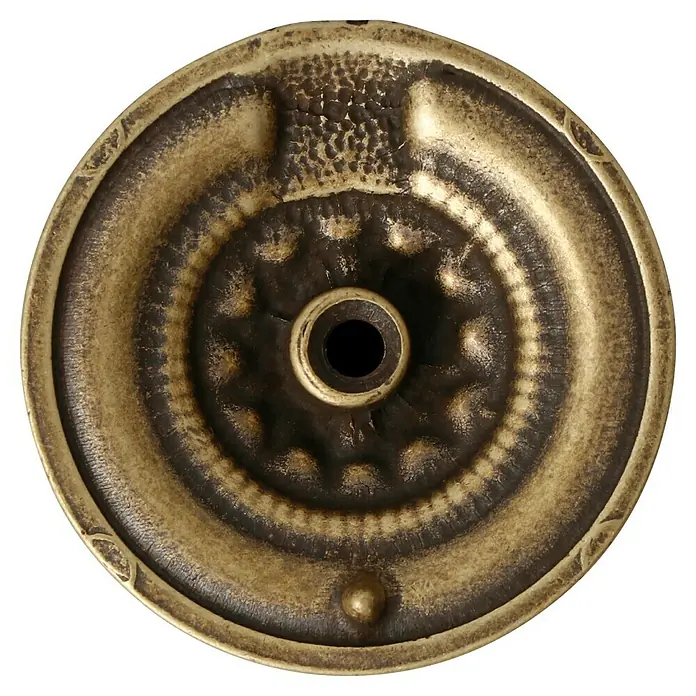 Häfele Pomo para muebles - Tipo de tirador del mueble: Botón, Ø x Al: 37 x 9 mm - Primer plano de un escudo redondo de latón ornamentado con un agujero en el centro, que se puede utilizar para diversos fines.