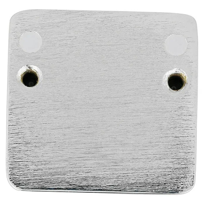 Häfele Tirador para muebles - Tipo de tirador del mueble: Barra, L x An x Al: 42 x 21 x 40 mm, Aluminio, Cromado - Primer plano de una placa cromada cuadrada con superficie lisa y cuatro orificios en las esquinas, que ofrece posibilidades de uso versátiles.