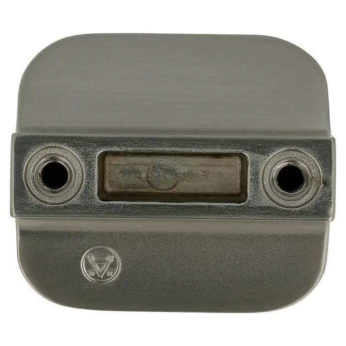 Häfele Tirador para muebles - Tipo de tirador del mueble: Barra, L x An x Al: 44 x 40 x 25,5 mm, Aluminio, Niquelado - Primer plano de un soporte de pastillas de freno de bicicleta plateado. Un componente esencial para un frenado seguro y un rendimiento ciclista óptimo.