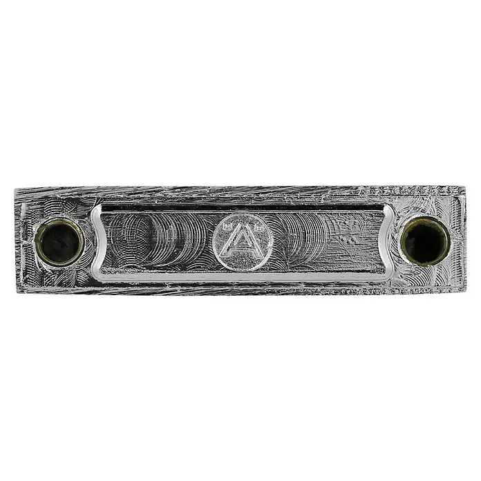 Häfele Tirador para muebles - Tipo de tirador del mueble: Barra, L x An x Al: 40 x 24 x 10 mm, Cromado - Primer plano de una placa de metal pulido con una marca 'A' central y cortes circulares en los lados, mostrando un acabado de alta calidad.