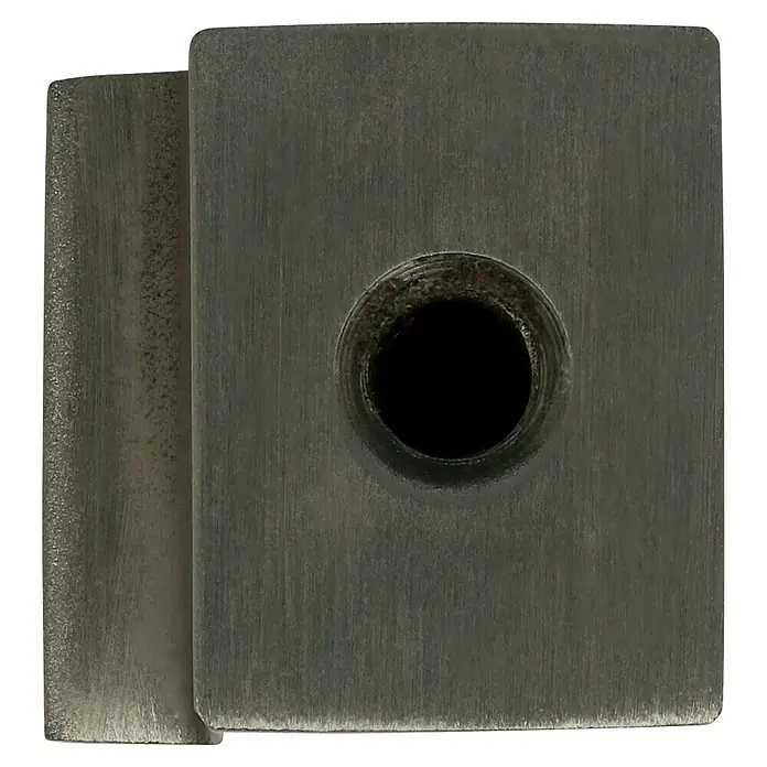 Häfele Möbelknopf - Typ Möbelgriff: Knopf, Sonstige, Sonstige, L x B x H: 16 x 25 x 12 mm - Nahaufnahme eines quadratischen Metallblocks mit einer mittigen kreisförmigen Öffnung, der industrielle Präzision und robuste Bauweise zeigt.