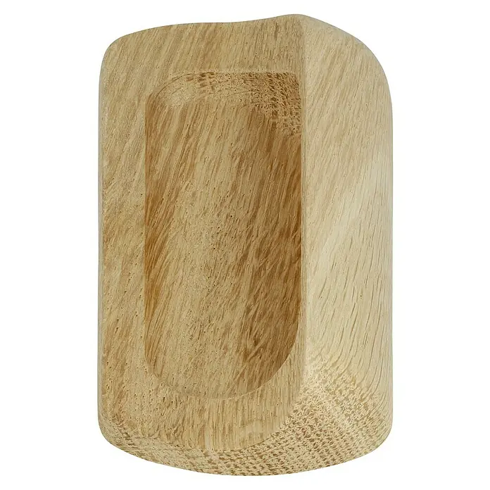 Häfele Tirador para muebles - Tipo de tirador del mueble: Concha, Lacado - Primer plano de un soporte de madera con un corte rectangular que muestra la belleza de este producto natural.