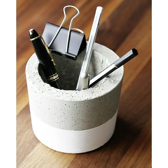 Ultrament Beton-Gießmasse Bastel Beton - Hellgrau, 1,5 kg - Nahaufnahme eines Beton-Stiftehalters mit Büroklammer, Füllfederhalter und Stiften auf einem Holztisch, ideal für Büroorganisation.