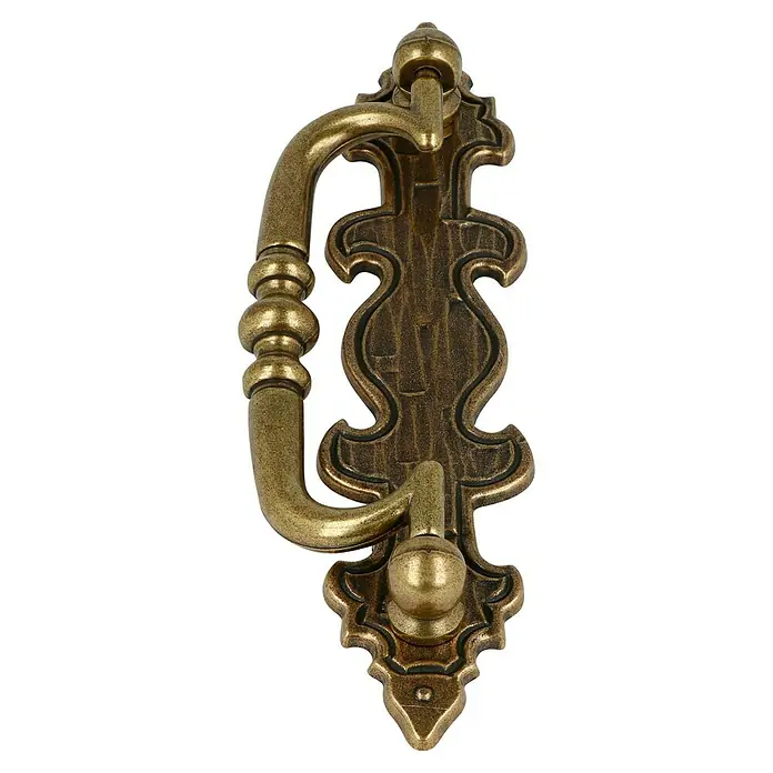Häfele Tirador para muebles - L x An x Al: 140 x 47 x 18 mm - Detalle de un tirador de mueble antiguo de latón con adornos elaborados y un diseño curvo.