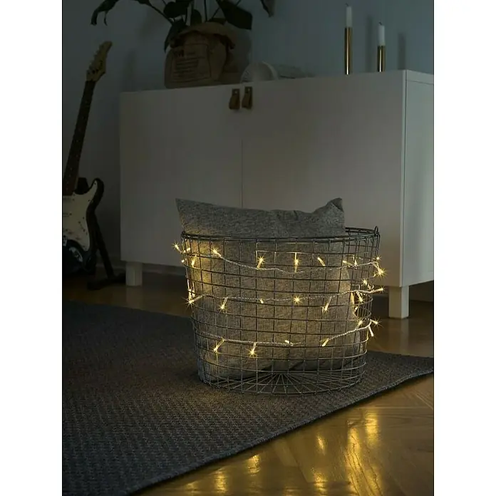 Konstsmide LED-Lichterkette - Innen, Lichtfarbe: Warmweiß, Anzahl Leuchtmittel: 35 Stk., Netzbetrieben, Transparent - Ein dekorativer Drahtkorb mit einem Kissen und Lichterkette, der eine gemütliche Atmosphäre in jedem Raum schafft.