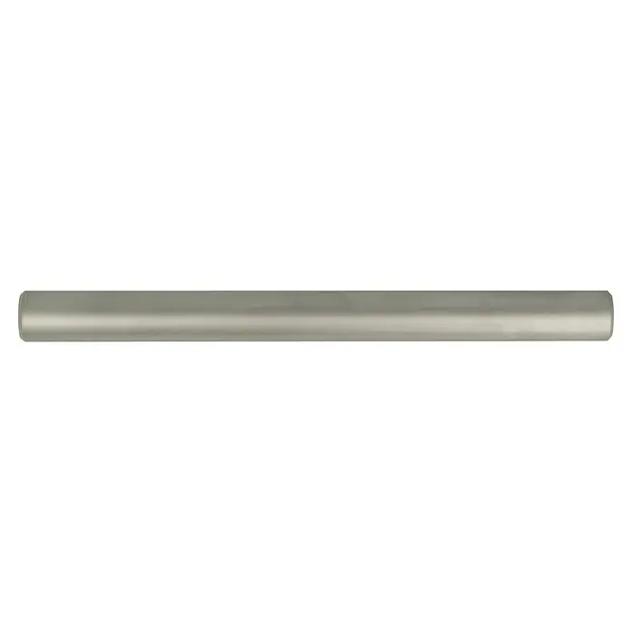 Möbelgriff - Typ Möbelgriff: Stange, Ø x L: 12 x 262 mm, Stahl, Vernickelt - Nahaufnahme eines zylindrischen Metallobjekts, möglicherweise ein Rohr oder eine Stange, mit einer glatten, reflektierenden Oberfläche.