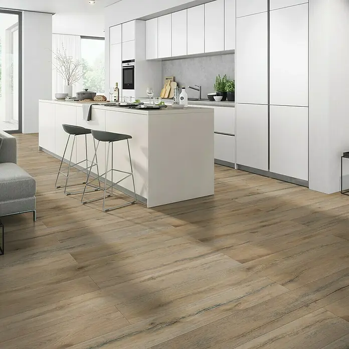 Classen Vinylbodenmuster GreenVinyl Risseiche Dunkel - 300 x 173 x 4 mm, Landhausdiele - Helle Küche mit Bodenbelag in Holzoptik. Das helle Holzdesign des Bodens passt gut zu den weißen Küchenmöbeln und der modernen Einrichtung.