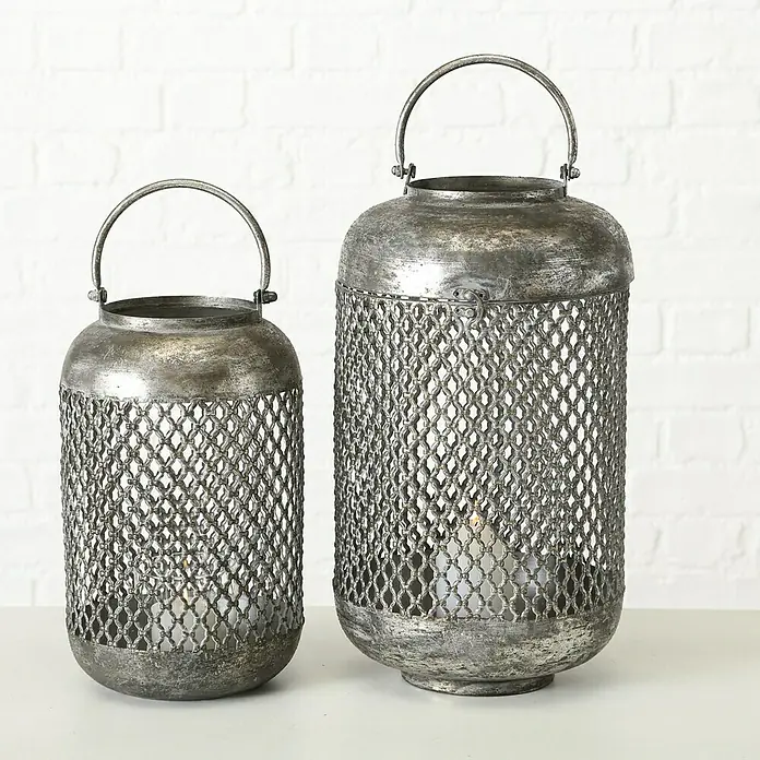 Windlicht VirdisØ x H: 20 x 34 cm, Silber - Zwei dekorative silberfarbene Laternen mit filigranem Metallgitter, ideal für stimmungsvolle Beleuchtung im Innen- und Außenbereich.