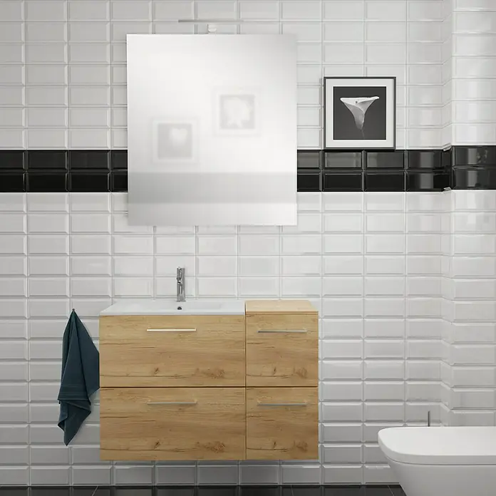 Camargue Espacio Badmöbel-Set H16 - 90 cm, Doce - Badezimmer mit Holzwaschtisch mit Schubladen, Waschbecken und großem Spiegel an einer weißen Ziegelwand mit schwarzen Akzenten.