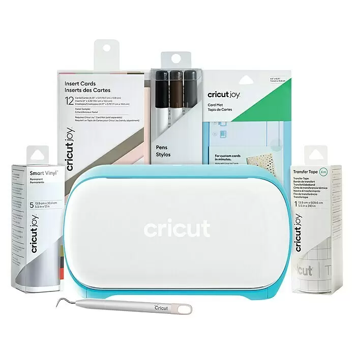 Cricut Joy Schneideplotter Starter Bundle - Türkis/Weiß, Bluetooth, Schnittbreite: 10,4 cm, Schnittlänge: 1,2 m - Cricut Joy Maschine in Hellblau und Weiß, umgeben von Karteneinsätzen, Stiften, Kartenmatte, Smart Vinyl, Transferfolie und einem Entgitterwerkzeug.