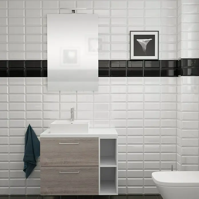 Badmöbel-Set G77 - 80 cm, Faro - Ein Badezimmer mit weißer Metrofliese und einem Waschtisch mit hellem Holzdekor und weißen Regalen. Spiegel und Kunstwerk zieren die Wand.
