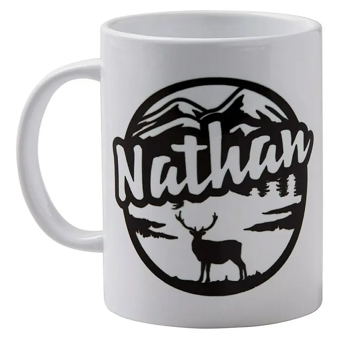 Cricut Transferpresse Mug Press Starter Bundle - Weiß, USB-Kabel - Weiße Tasse mit dem Namen „Nathan“ und einem Hirsch vor einer Bergkulisse, ideal für Naturliebhaber und Individualisten.