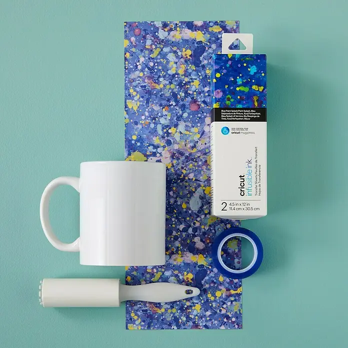 Cricut Transferpresse Mug Press Starter Bundle - Weiß, USB-Kabel - Produktfoto von Cricut Infusible Ink Transferfolien in blauem Farbspritzer-Design, ideal für individuelle Tassenprojekte.
