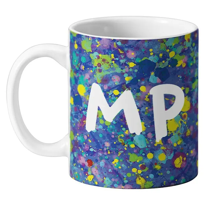 Cricut Transferpresse Mug Press Starter Bundle - Weiß, USB-Kabel - Ein Keramikbecher mit buntem Farbmuster und den Initialen "MP" in Weiß, ideal für den täglichen Gebrauch.