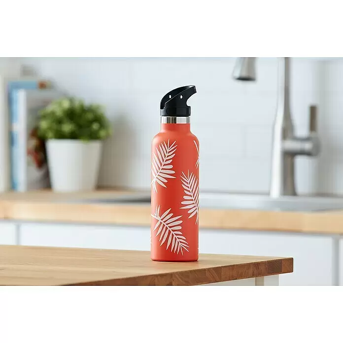 Cricut Joy Schneideplotter Starter Bundle - Türkis/Weiß, Bluetooth, Schnittbreite: 10,4 cm, Schnittlänge: 1,2 m - Orangefarbene Trinkflasche mit weißen Palmenblattmustern und schwarzem Deckel auf einer Küchenarbeitsplatte.