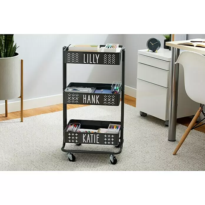 Cricut Joy Schneideplotter Starter Bundle - Türkis/Weiß, Bluetooth, Schnittbreite: 10,4 cm, Schnittlänge: 1,2 m - Schwarzer 3-stöckiger Rollwagen mit personalisierten Namen und verschiedenen Kunst- und Schulmaterialien zur Organisation.