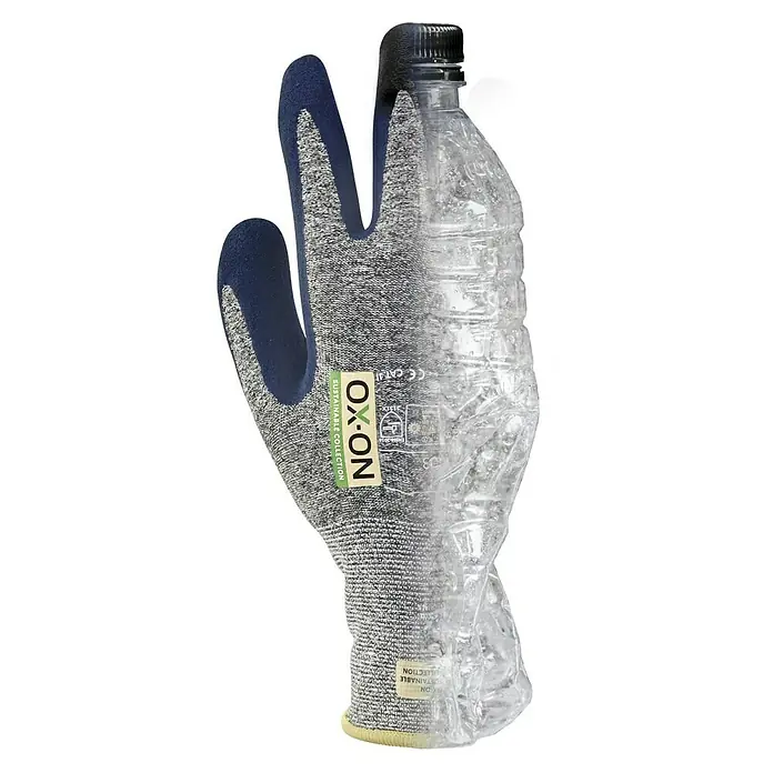 OX-ON Arbeitshandschuhe Recycle Basic 16003 - Grau, 8 - Nachhaltiger OX-ON Arbeitshandschuh mit einer zerdrückten Wasserflasche. Der Handschuh ist grau und blau, ein Zeichen für Nachhaltigkeit und Umweltschutz.