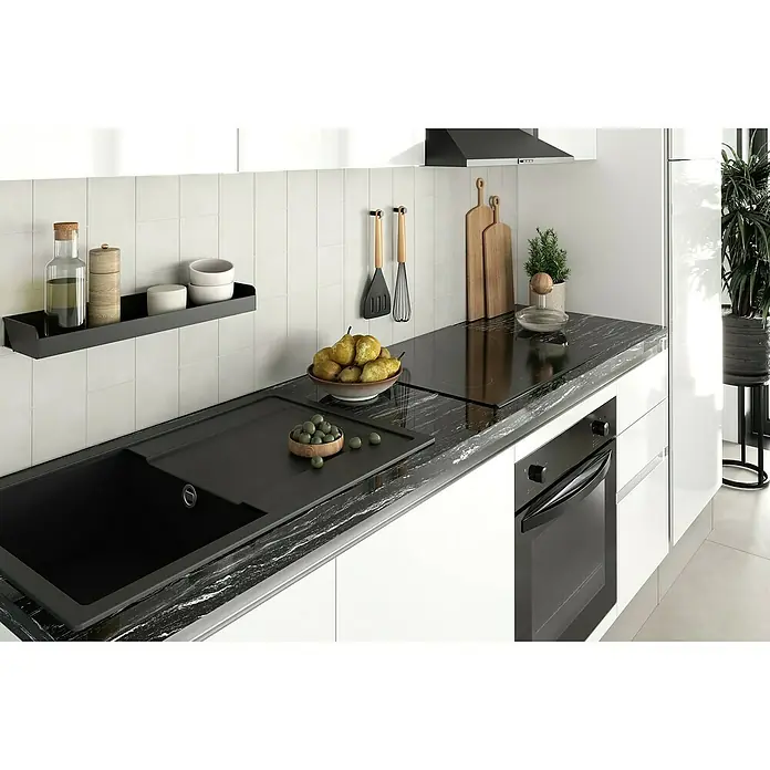 Marinelli Cucine Vormontierte Küchenzeile Gianna Marmor - Breite: 275 cm, Weiß, Anschlag rechts, Mit Elektrogeräten - Moderne Küche mit schwarzer Spüle und Kochfeld auf einer Arbeitsplatte mit Marmoroptik, dazu eine praktische Ablage an der Wand.