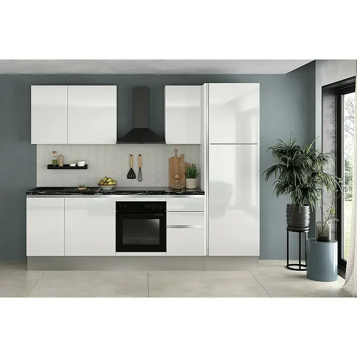 Marinelli Cucine Vormontierte Küchenzeile Gianna Marmor - Breite: 275 cm, Weiß, Anschlag rechts, Mit Elektrogeräten - Helle Küche mit weißen Schränken, schwarzer Arbeitsplatte und Geräten. Moderner Stil mit Pflanze und Fenster für ein freundliches Ambiente.
