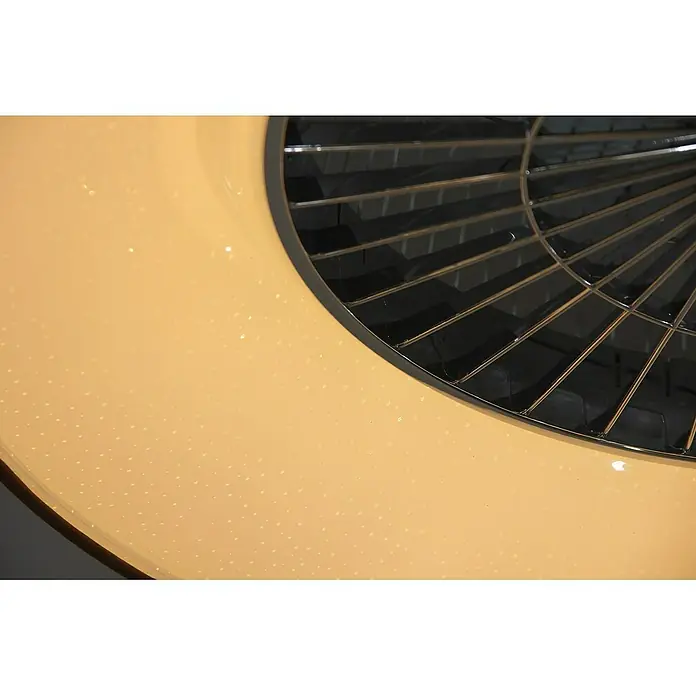 Voltomat Deckenventilator mit LED-Beleuchtung - Braun/Silber, 57 cm, 40 W - Detailaufnahme einer modernen Deckenleuchte mit goldfarbenem Rahmen und filigranem, dunklem Lüftergitter.