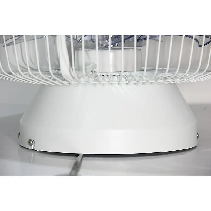 Voltomat Deckenventilator mit LED-Beleuchtung - Braun/Silber, 57 cm, 40 W - Nahaufnahme eines weißen Tischventilators, der auf einer glatten Oberfläche steht. Die Schutzgitter sind ebenfalls weiß.