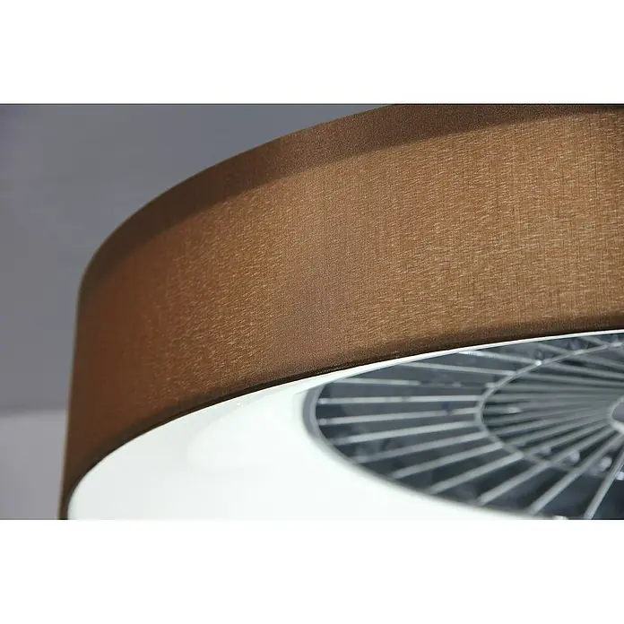 Voltomat Deckenventilator mit LED-Beleuchtung - Braun/Silber, 57 cm, 40 W - Nahaufnahme einer braunen Deckenleuchte mit Stoffschirm und Lüfter, die ein modernes Design und Funktionalität vereint.