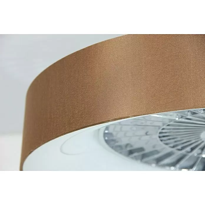 Voltomat Deckenventilator mit LED-Beleuchtung - Braun/Silber, 57 cm, 40 W - Nahaufnahme eines braunen, texturierten Stofflampenschirms, der die integrierte Leuchte mit fächerartigem Design darunter zeigt.