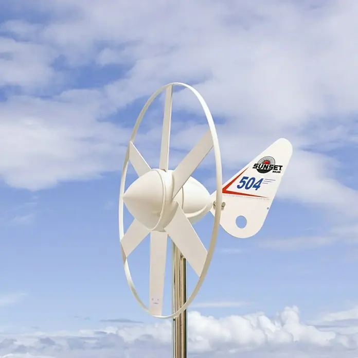 Sunset Windgenerator WG504 - 12 V - Nahaufnahme einer weißen Windkraftanlage der Marke Sunset Solar vor blauem Himmel mit Wolken.