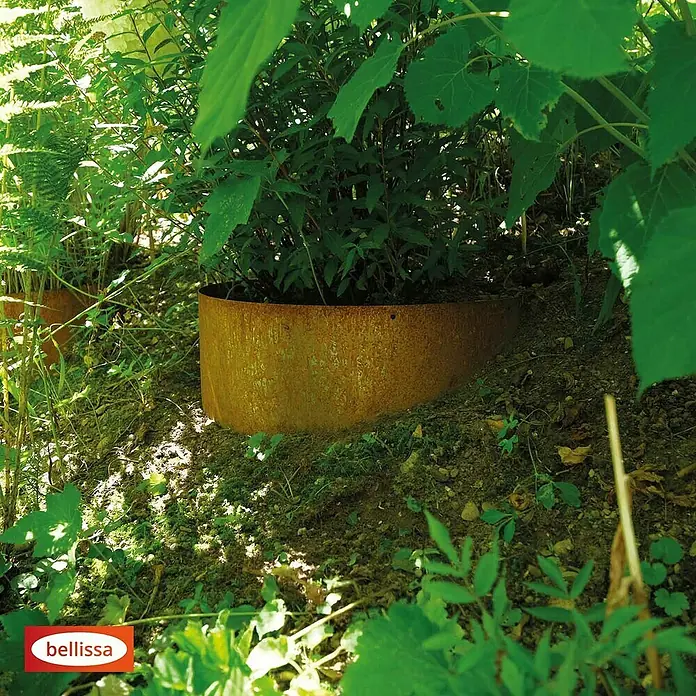 Bellissa Pflanzschale Hangabsicherung Collina - L x B x H: 96,5 x 1 x 34 cm, Corten - Das Bild zeigt einen modernen Pflanzring aus Cortenstahl, der sich ideal für die Gartengestaltung und das Anpflanzen von Blumen oder Sträuchern eignet.