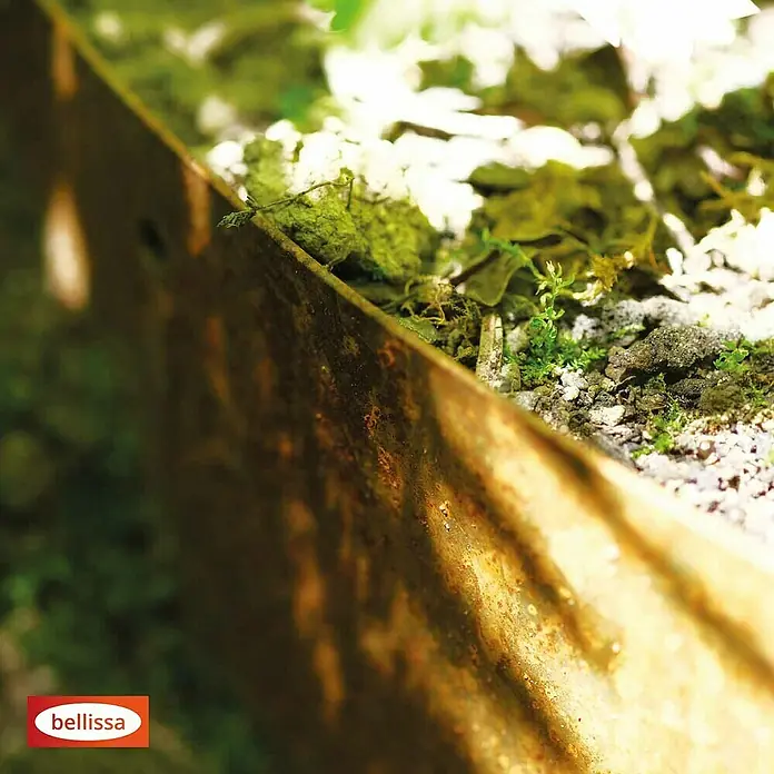 Bellissa Pflanzschale Hangabsicherung Collina - L x B x H: 96,5 x 1 x 34 cm, Corten - Nahaufnahme einer Bellissa Hochbeet-Umrandung aus rostigem Metall, gefüllt mit Erde und üppigem Grün, ideal für Gartenliebhaber.
