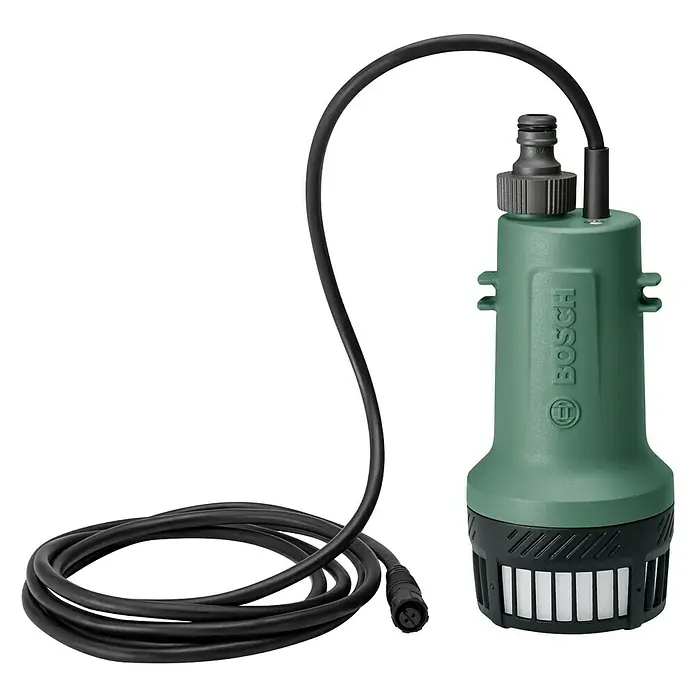 Bosch Power for All 18V Akku-Regenfasspumpe GardenPump 18V-2000 - 18 V, Ohne Akku, Max. Fördermenge: 2.000 l/h - Das Bild zeigt eine Bosch Gartenpumpe, ein grünes Gerät mit einem schwarzen Kabel und einem Schlauchanschluss, vor einem schwarzen Hintergrund.